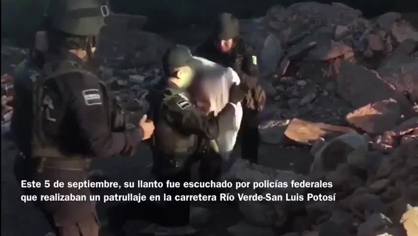 La Policía Federal de México rescata a una beba en un baldío