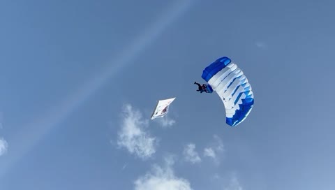 Paracaidistas saltan contra la "dictadura" cubana en Miami-WA0008