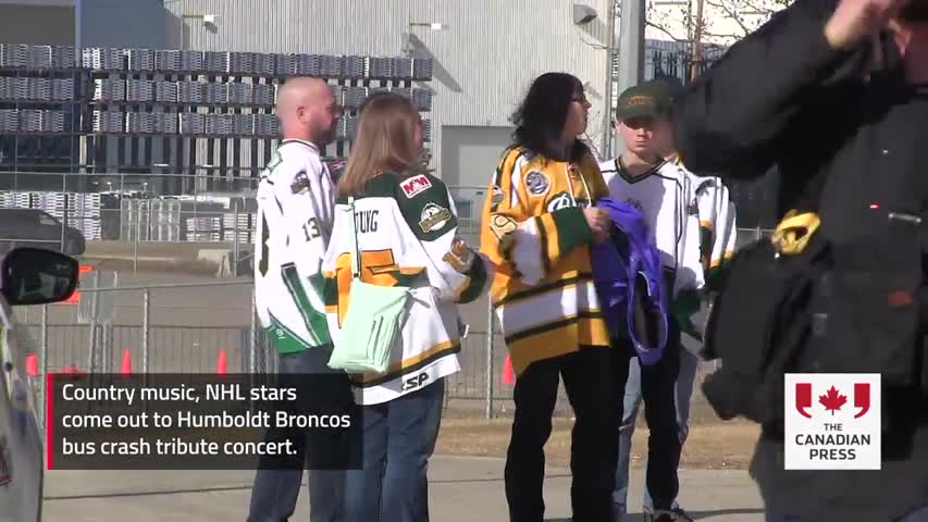 Country stars, NHLers pay tribute at concert for Humboldt Broncos