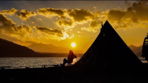 【ソロキャンプ】湖に沈む夕陽と鉄鍋料理/しましまステーキ丼・しましまパニーニ