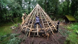 Medieval Bushcraft Build in Forest - THE FINISHED ROOF FRAME! (Ep.10)