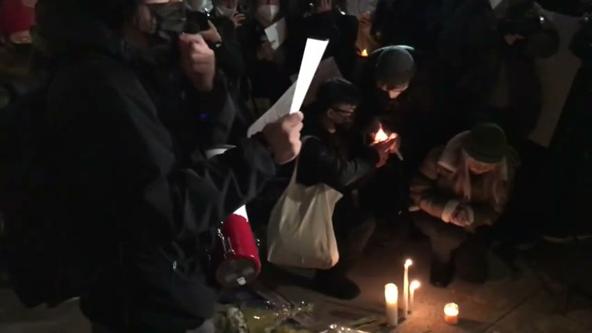 紐約中國留學生在中領館前集會抗議，七點半不到，已經有數百人