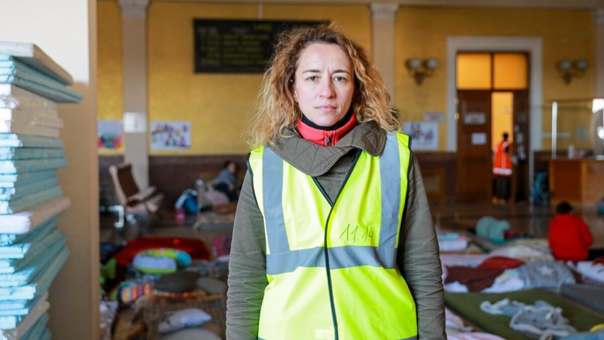 Woman Who Lost 6 Family Members Now Helps Refugees at Ukraine Train Station update