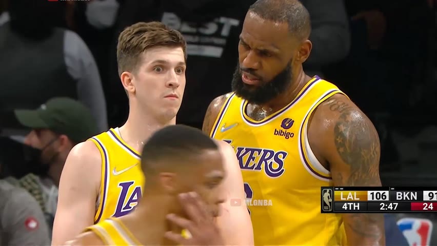 Austin Reaves looked confused as hell when LeBron explaining what Caruso would have done 😄