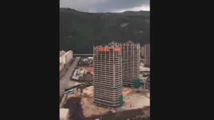 【生動画】隠れ借金や違法コンクリートの問題により建設が中断されていた未完成建築物の解体が、8月27日に中国の昆明で行われた