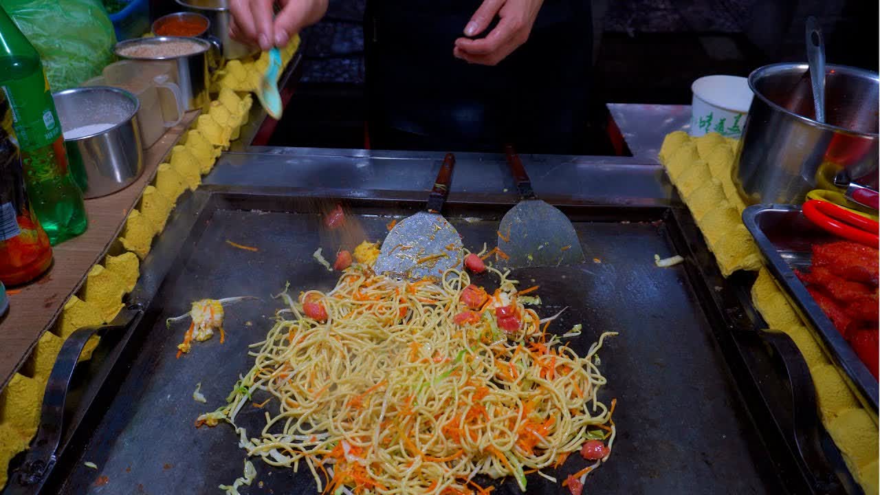 鐵板香腸辣炒麵！中國路邊小吃！Spicy fried noodles with sizzling sausage!  Chinese street food！