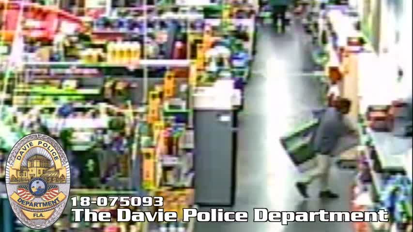 Atrapan al torpe ladrón que robó un televisor en Walmart y huyó en un scooter