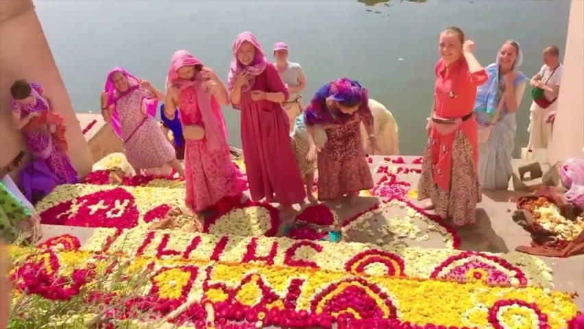 Devotees from Russia and Ukraine decorate the bank of Shyam Kund together! Sandhya Avatar prabhu