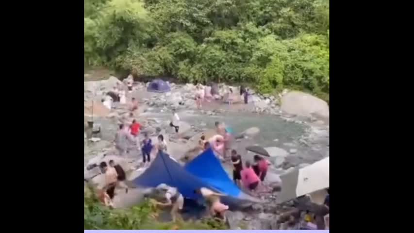 四川龙漕沟突发山洪，多名游客被洪水冲走，已有7人遇难。