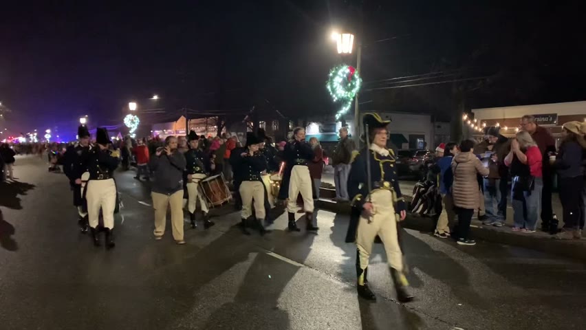 康州最古老小鎮——老塞布魯克鎮聖誕遊行。來自康州、新澤西州以及紐約的20多個樂隊參加，有的樂隊成員身著美國殖民時期服飾，主要以鼓和笛子等管弦樂器進行演奏。