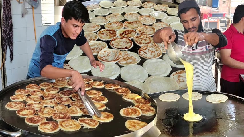 Lachha Paratha Making | BIGGEST ANDA OMELETTE | Street Food of Karachi Pakistan | Egg Recipe