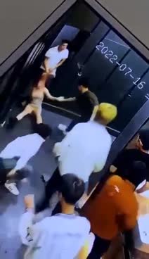 郑州女子被男子扯掉外衣，抓住头发，拖进厕所隔间，女子向多名男子呼救。