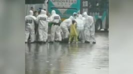 난징시 당국, 중공 바이러스 재확산에 지역 주민들 강제 연행 [원본 영상 뉴스]