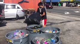 夏威夷少年勤撿瓶子做回收 助貧學生點燃希望 - 溫馨故事 - 國際新聞