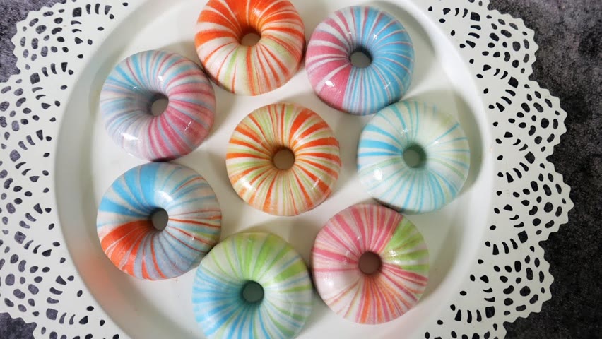 甜甜圈渲染皂 - thin line swirl on the donut soap making, cold process - 手工皂