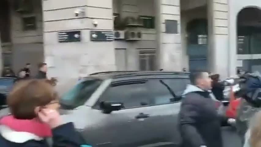 Argentinian Economic minister chased by the people in Buenos Aires! Ministro da Argentina é "ovocionado" nas ruas. Comu é bão ter presidenti!!!