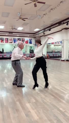 Abuelito de 97 años inspira a su profesora de baile: "Un gran guía"
