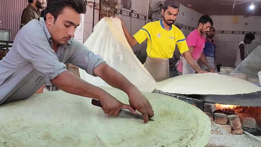 Pakistani Biggest Rumali Roti | Manda Roti Making | Samosa Patti & Roll Sheets at Karachi Street