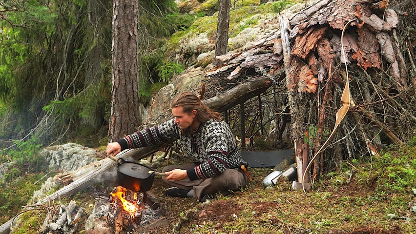 3 Day Solo Bushcraft 🌳 Primitive Shelter Build, Autumn, Cast-Iron Pot Cooking, ASMR