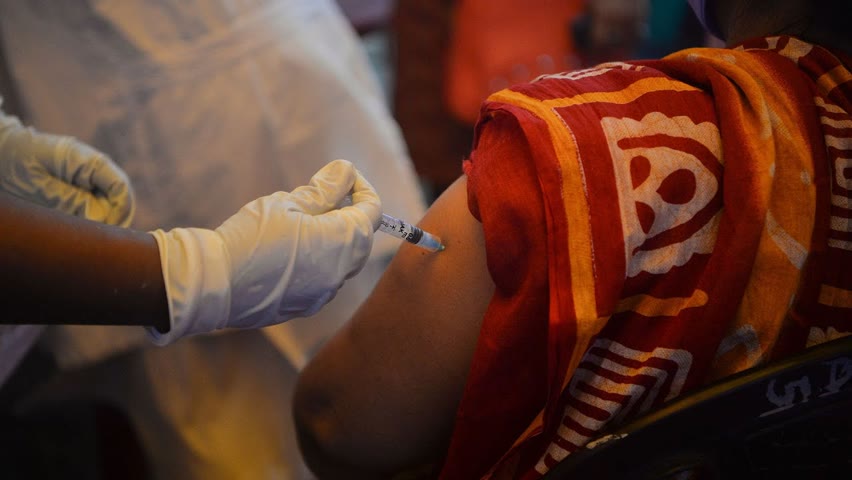 Inde : des milliers de personnes vaccinées à l’eau salée