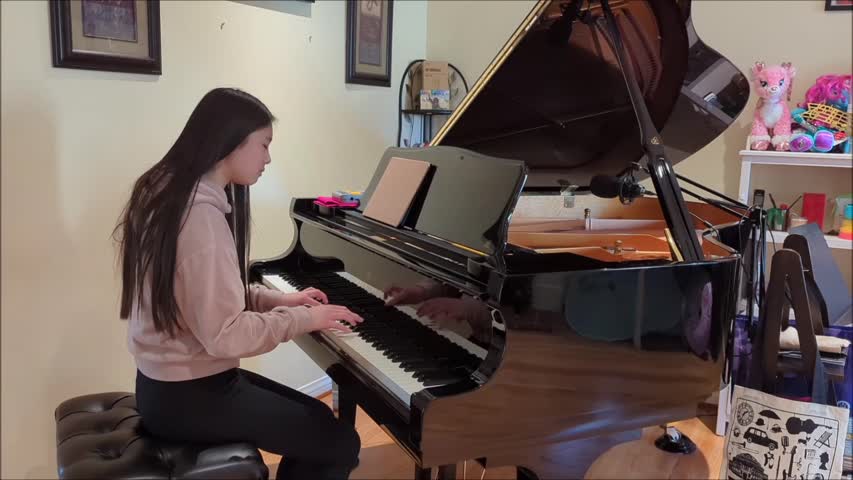 13歲華裔少女張梅瀅演奏自己喜愛的Bach: Invention 8。