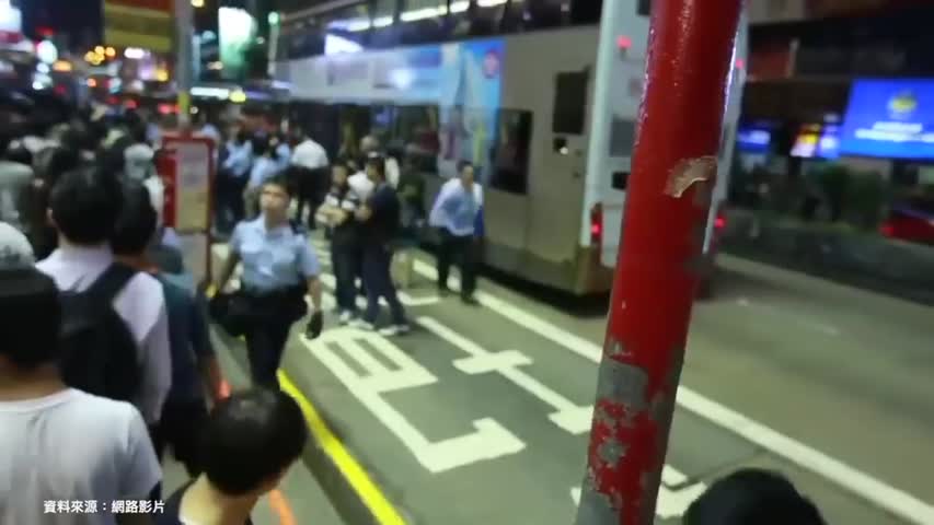 警察要求民眾前行，但前方已擠滿人民眾反映「走不了」，警察啟動打人抓人模式_ #香港大紀元新唐人聯合新聞頻道