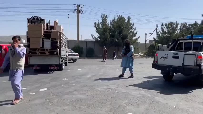 8-24，塔利班武装人员在喀布尔市区通往哈米德卡尔扎伊机场的道路设卡，阻止民众前往机场