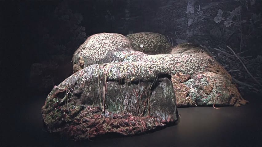 Диван в виде камня со мхом: выставка мебели проходит в Стокгольме
