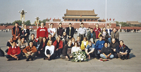 36 Westerners go to China to say.m4v