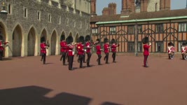 疫情爆發後首次 英國溫莎城堡恢復衛兵換崗儀式 - 皇室衛兵 - 國際新聞