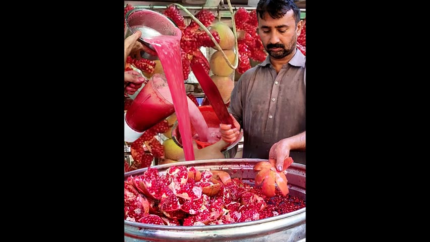 Refreshing Pomegranate Juice | Non stop Anar juice in Karachi Pakistan | Pomegranate Cutting Skills