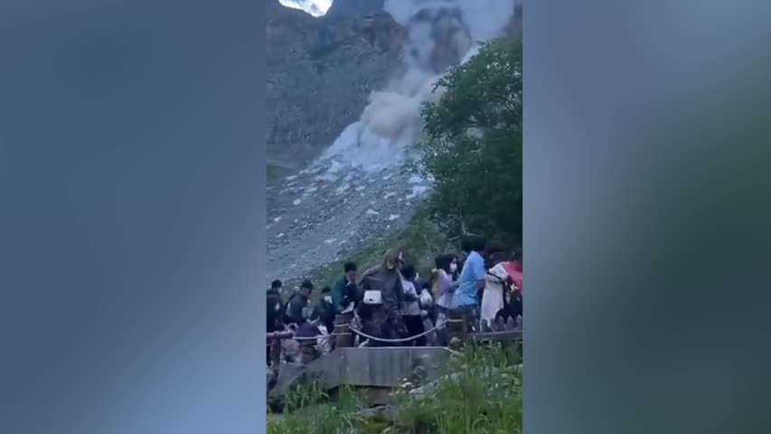 8月9日，吉林省長白山北坡景區突發山體滑坡，山下遊客飛奔逃離避險。