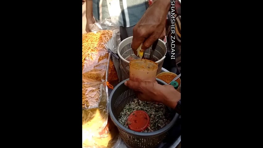 Mouthwatering Sev Chaat | Most Famous Jhal Muri | Nonstop Sev Puri selling in Karachi Pakistan