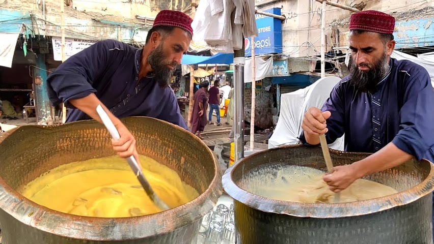 Banana Milk Shake Making 🍌 | Summer Special Street Drink | Street Food Karachi Healthy Banana Juice