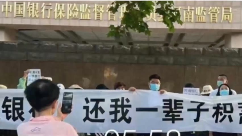 Chine : les banques gèlent les dépôts, protestations en réponse