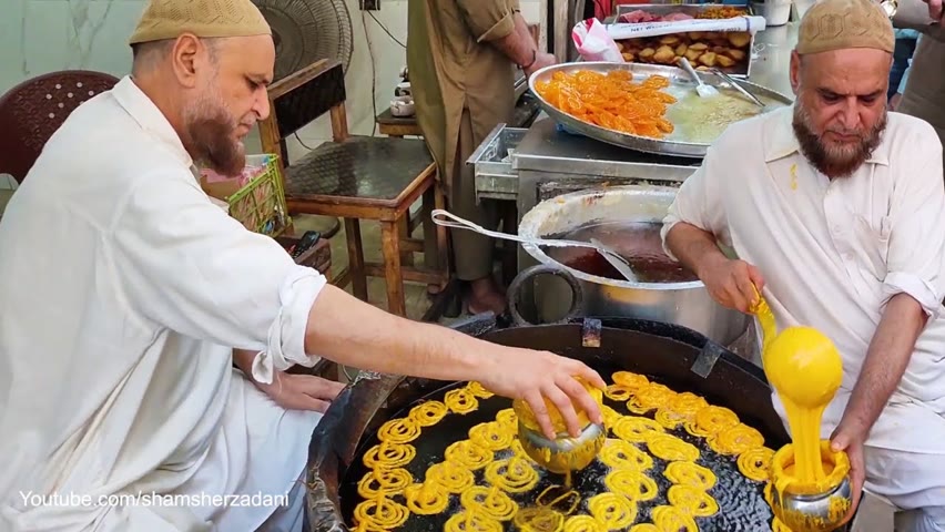 Juicy Jalebi Making | Famous Kurkuri Jalebi | Crispy Crunchy Jalebi at Street Food Karachi Pakistan
