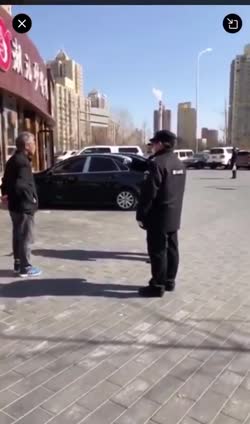 北京街頭一老者因未戴口罩被警察暴力帶走