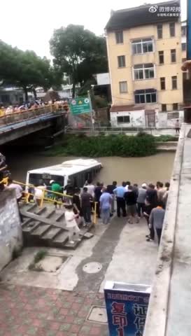 上海浦東一公交車滑入河道 擦倒兩電瓶車