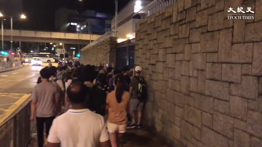 數百名市民到葵涌警署聲援7.28被捕人士
