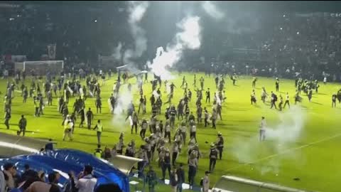 Более 170 человек погибли в давке после футбольного матча в Индонезии