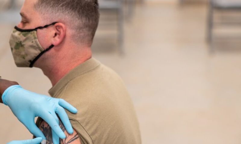USA DNES (20. 3.): Pozemní síly propustily první vojáky kvůli nepodřízení se očkování proti covidu