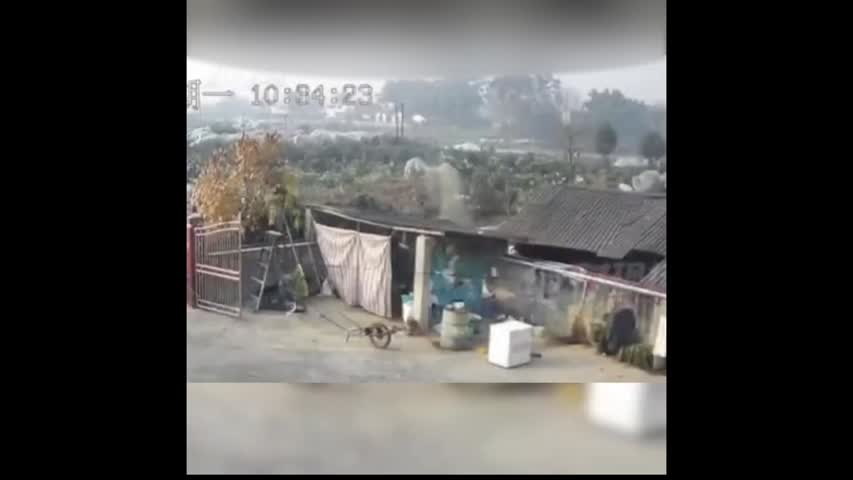 近日，四川眉山市一村民家中沼氣發生爆炸，有一人瞬間被氣流炸飛到空中，然後墜落到地上。