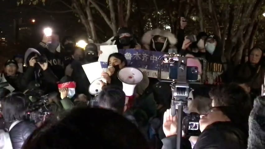 紐約中領館對面廣場抗爭，在紐約工作的北京年輕人怒吼：共產黨下台！習近平下台