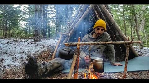 4 days solo bushcraft camp: Survival skills, fire roof, wild camping, tarp shelter, asmr