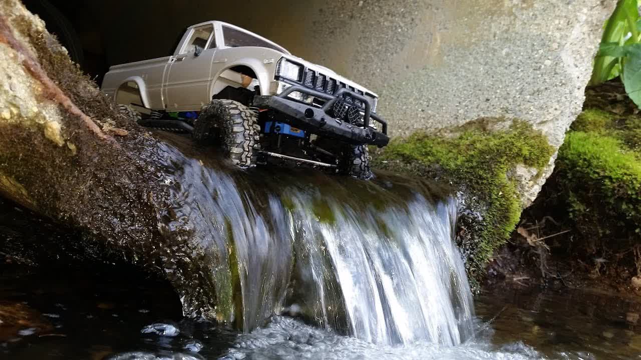 RC Under Water Driving!! Toyota Hilux 4x4 RC Truck Underwater Run! RC FRENZY