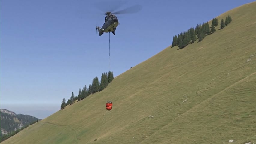 Воду для коров Швейцарии доставляют военные вертолёты