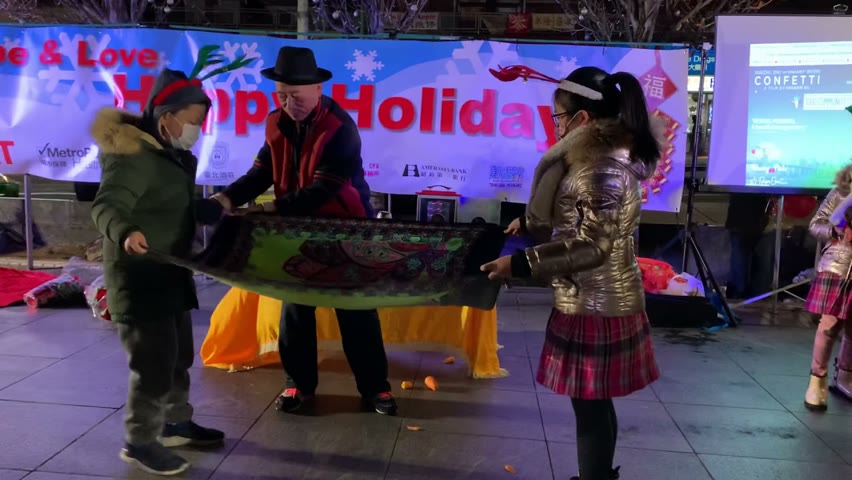 2021年11月23日，法拉盛聖誕節點燈儀式上吳蘇雄老師帶來的魔術表演。🪄