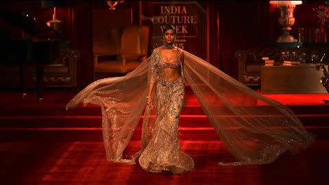 Свадебные платья и этнические наряды показали на Индийской неделе моды