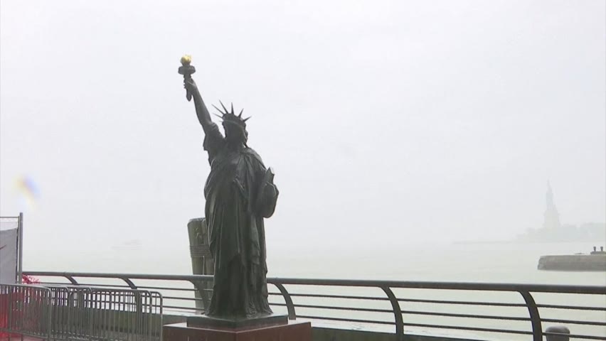 法國贈美迷你自由女神 獨立日佇立紐約艾利斯島 - 國際新聞 - 新唐人亞太電視台