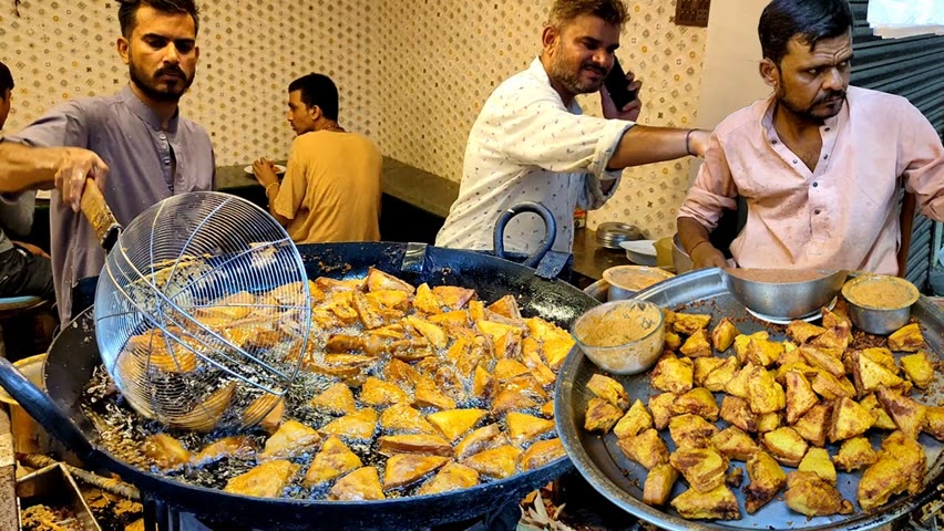 Indian Paneer Bread Pakora | Pakistan Street Food | 30 Year Old Shop Serving Potato Snacks